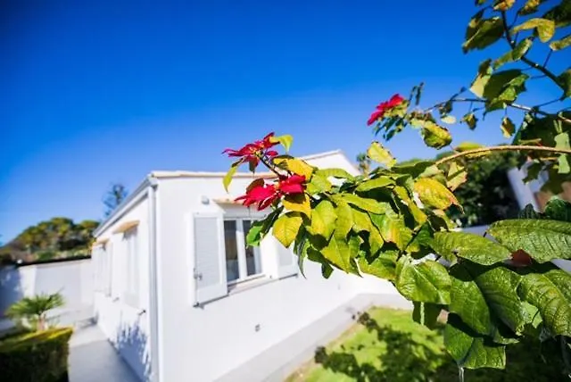 Total White Villa Fontane Bianche